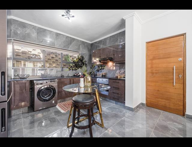 2 BEDROOM APARTMENT TO LET IN PALM LAKES ESTATE